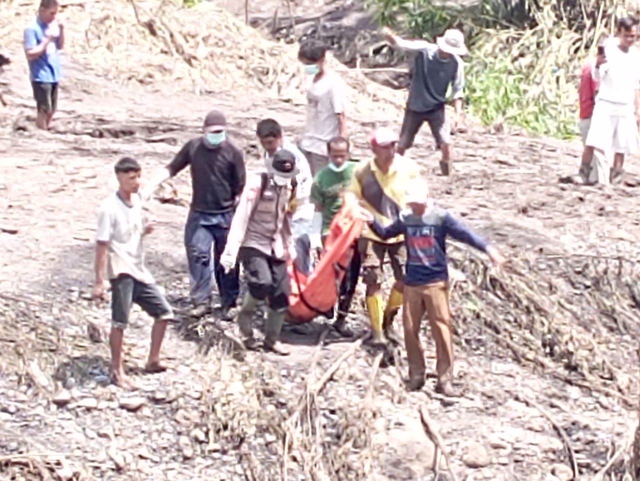 Petugas BPBD Tanahdatar bersama masyarakat mengevakuasi jasad korban.